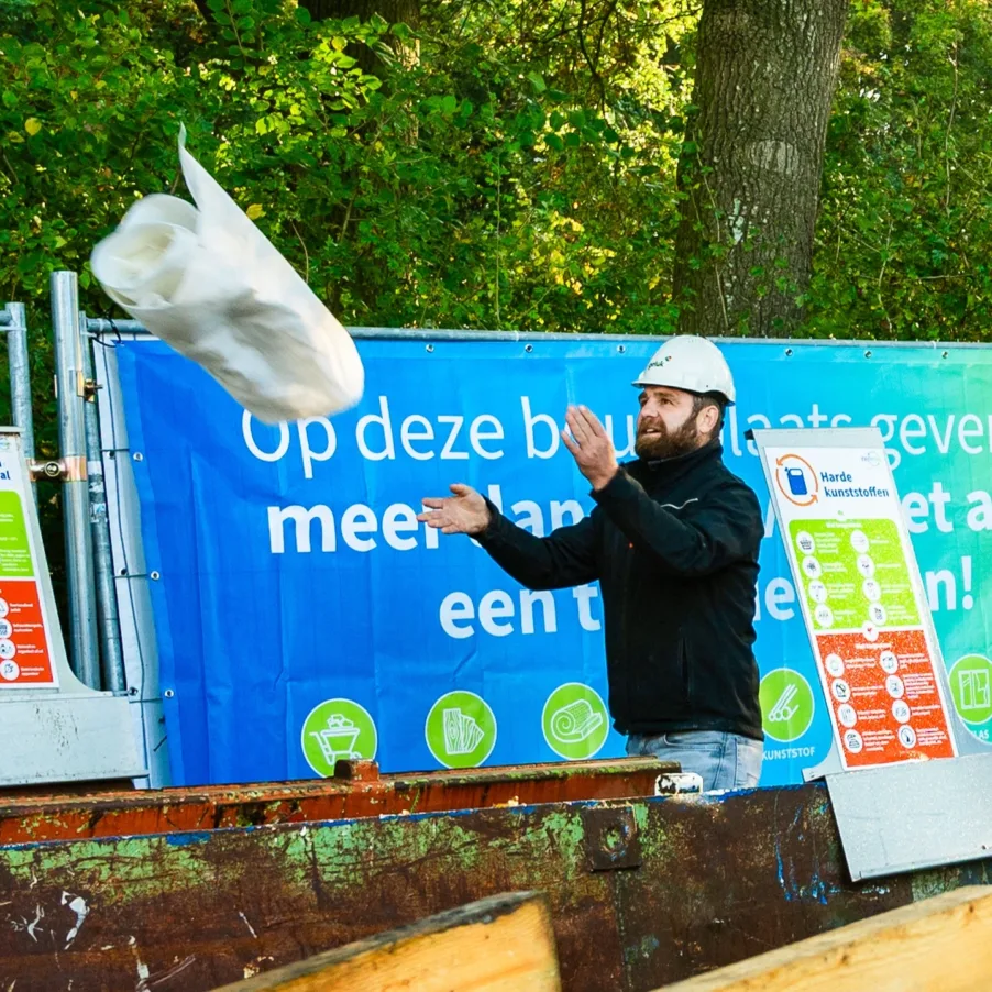 NOK.5 medewerker draagt bij aan circulariteit door sloopafval te scheiden.